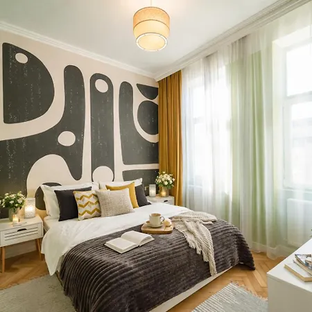 The Artist - Central Apartment Near Victory Square