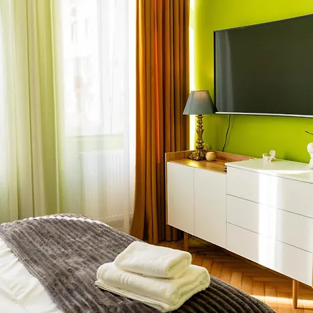 The Artist - Central Apartment Near Victory Square *